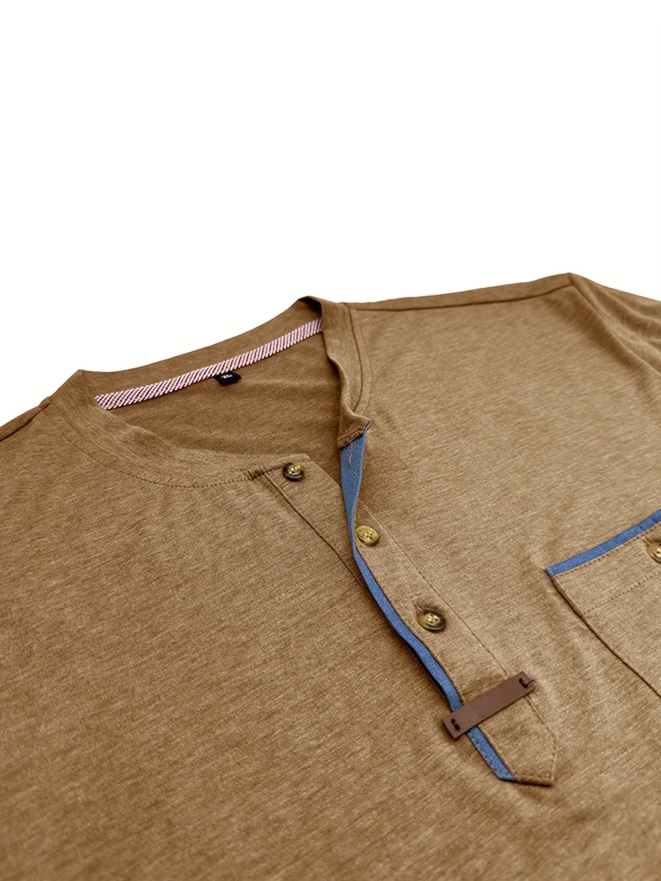 T-shirt elegante con colletto rotondo e tasca
