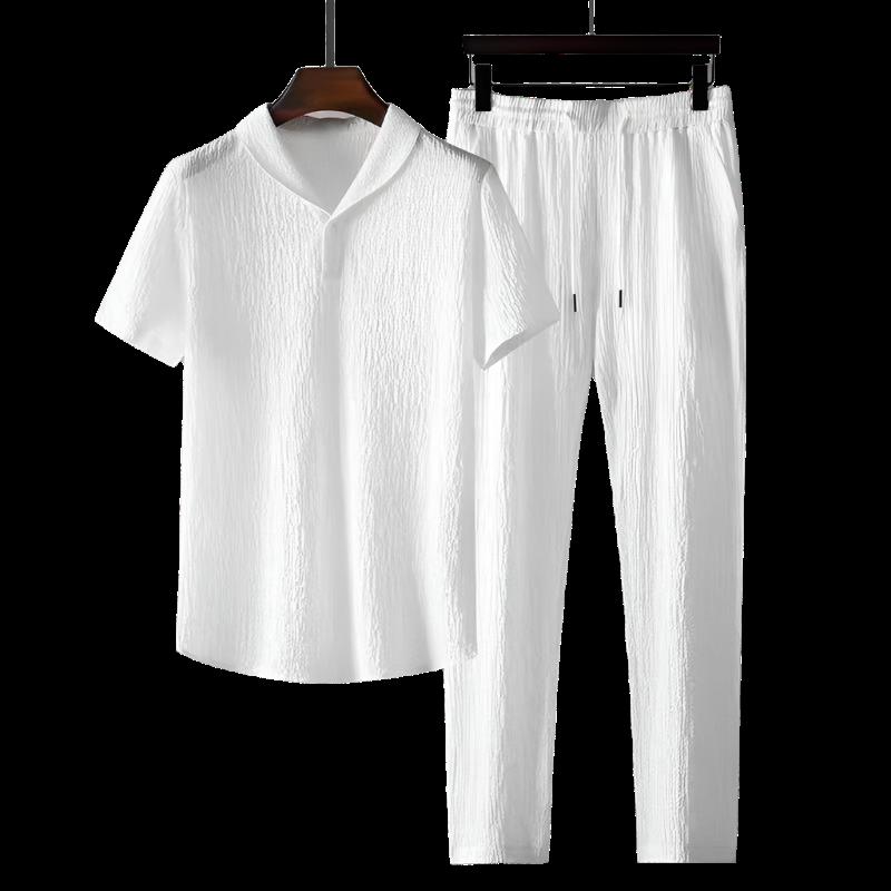 Polo e pantaloni in cotone.