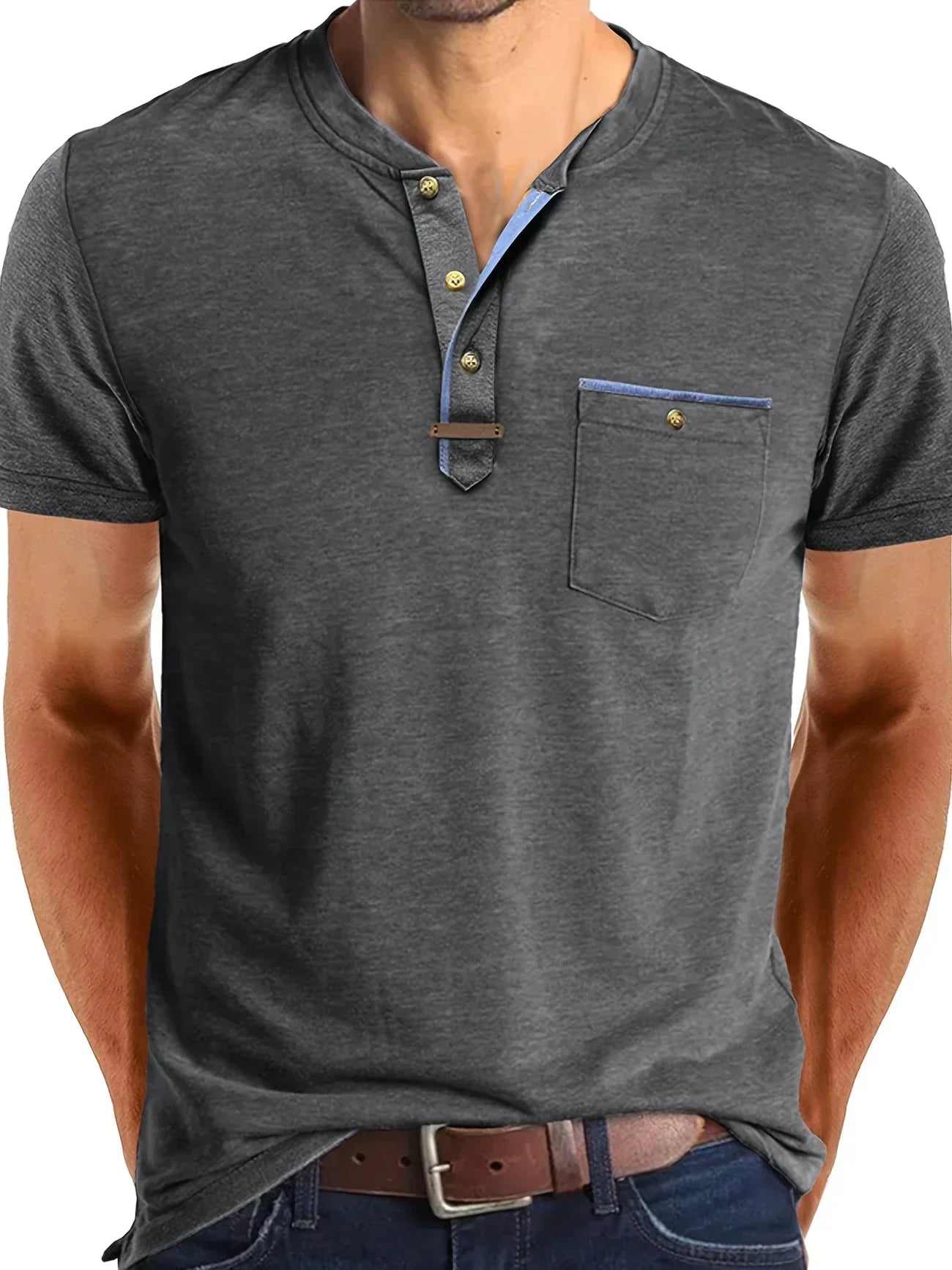 T-shirt elegante con colletto rotondo e tasca