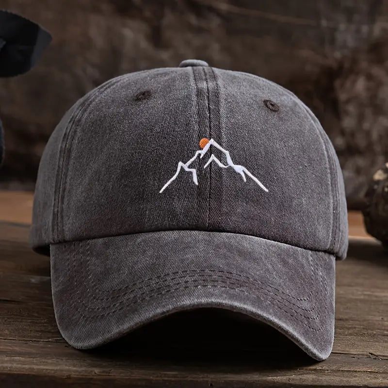 Savrani™ | Cappellino da baseball con ricamo di una vetta montuosa