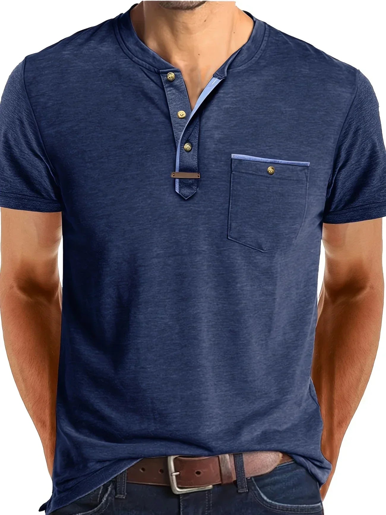 T-shirt elegante con colletto rotondo e tasca