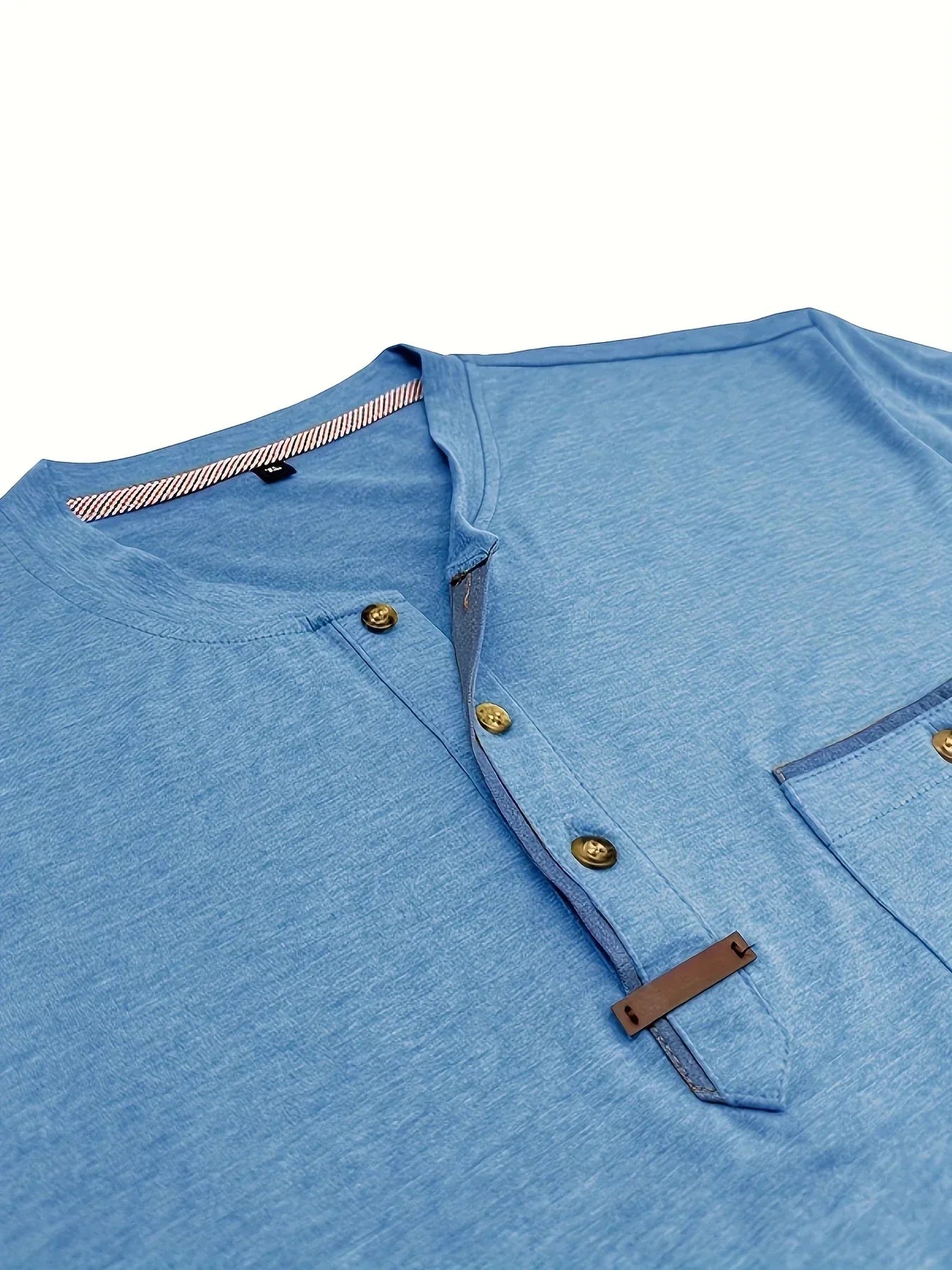 T-shirt elegante con colletto rotondo e tasca