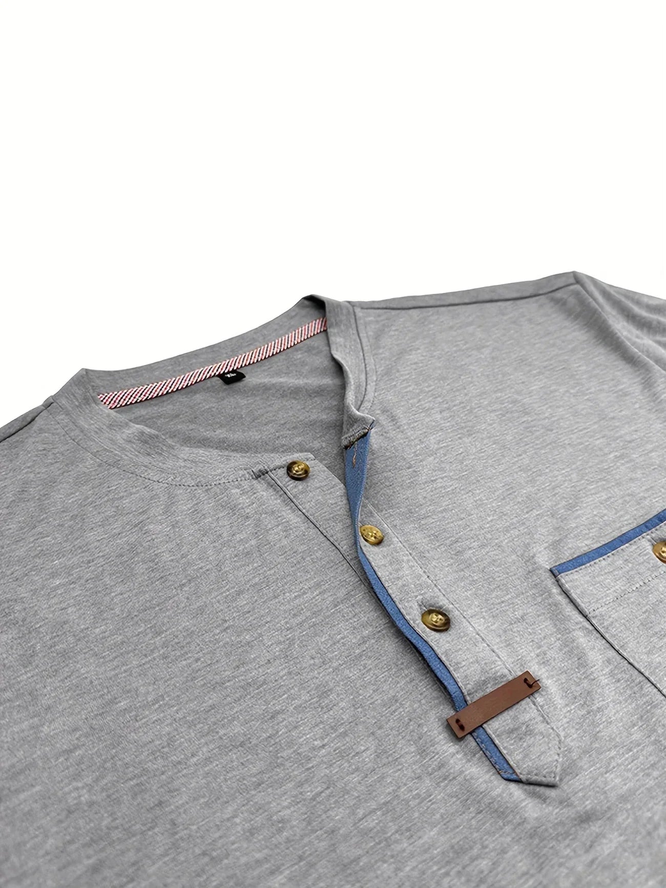 T-shirt elegante con colletto rotondo e tasca