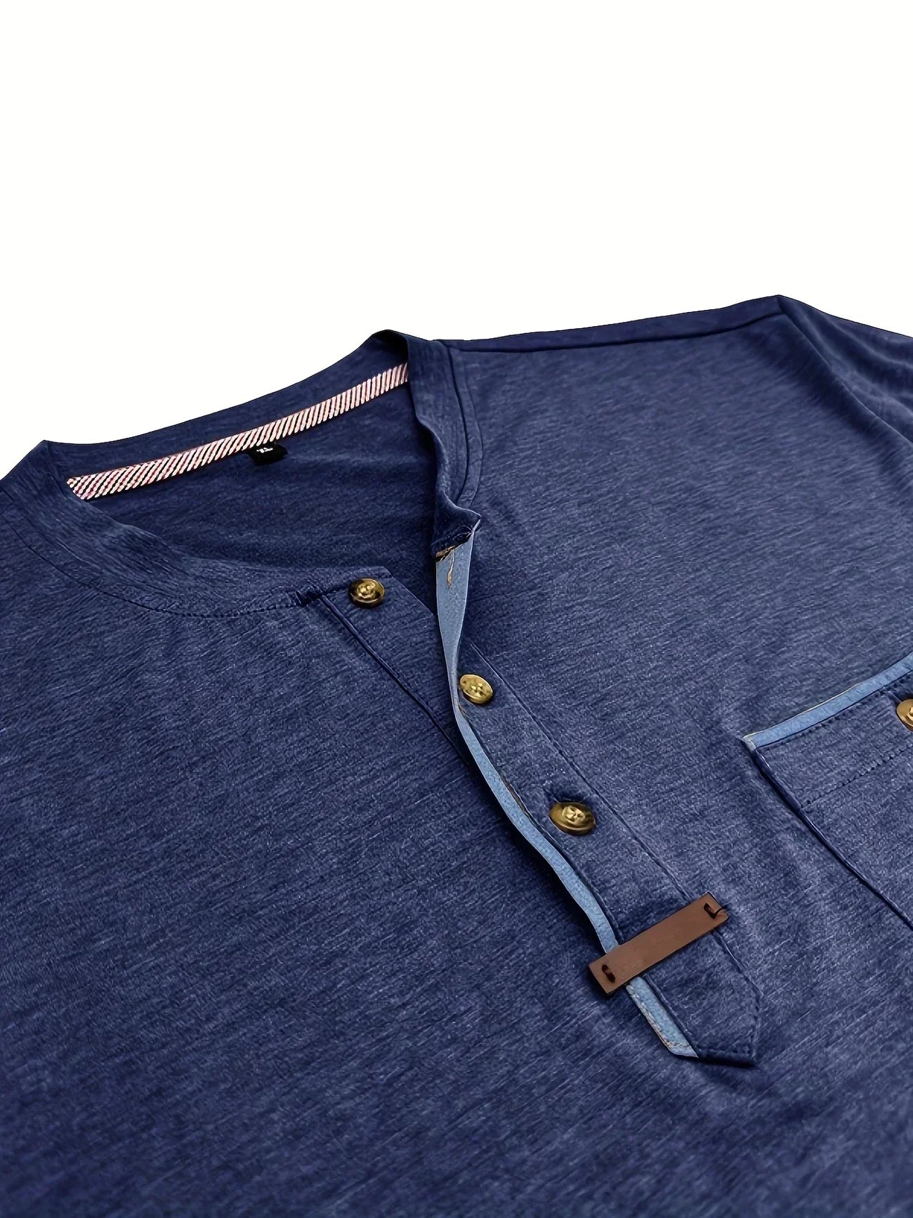 T-shirt elegante con colletto rotondo e tasca