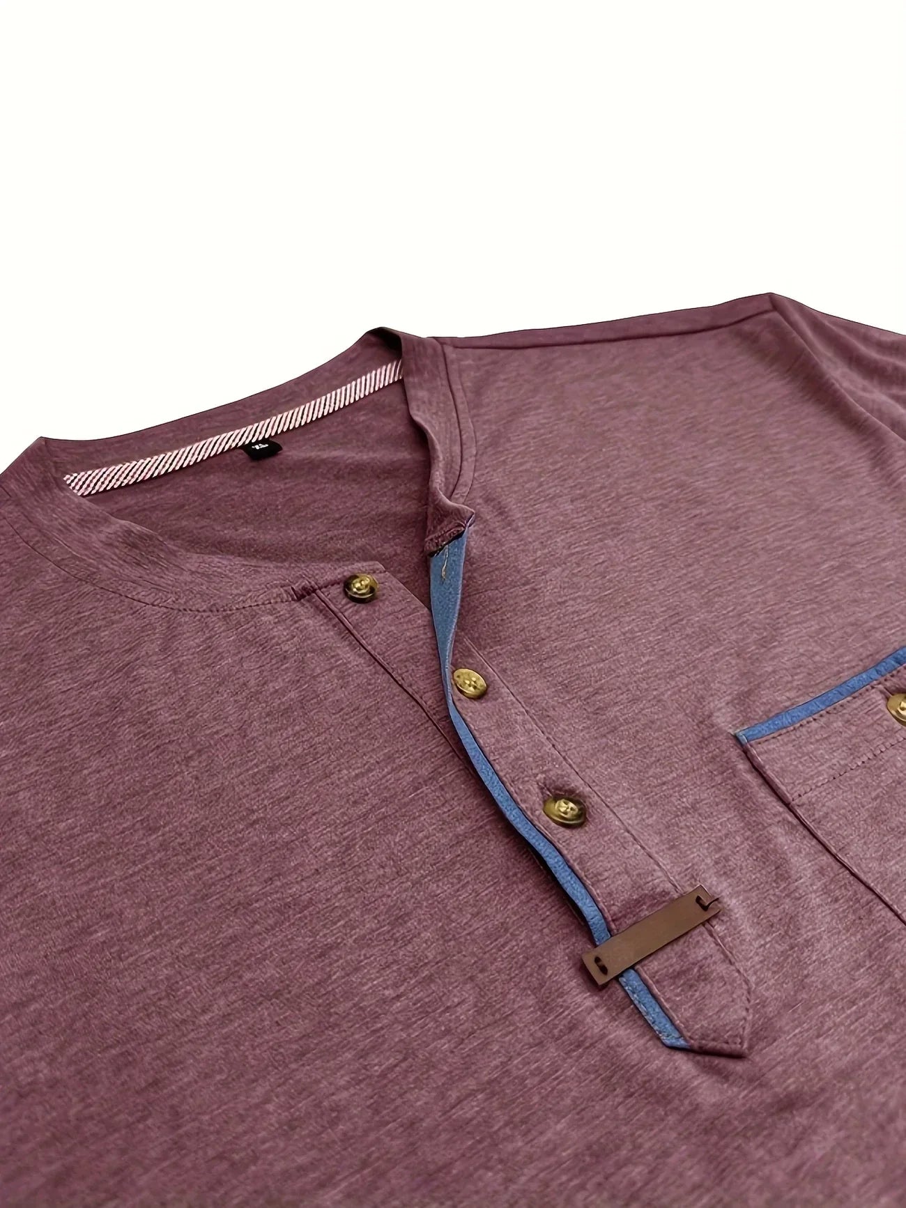 T-shirt elegante con colletto rotondo e tasca
