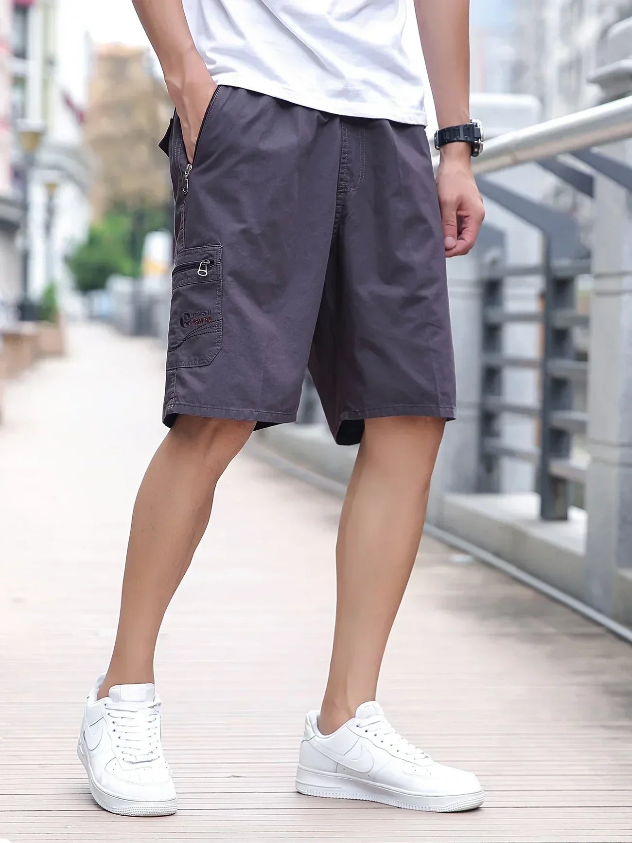 Pantaloni cargo corti leggeri con tasche