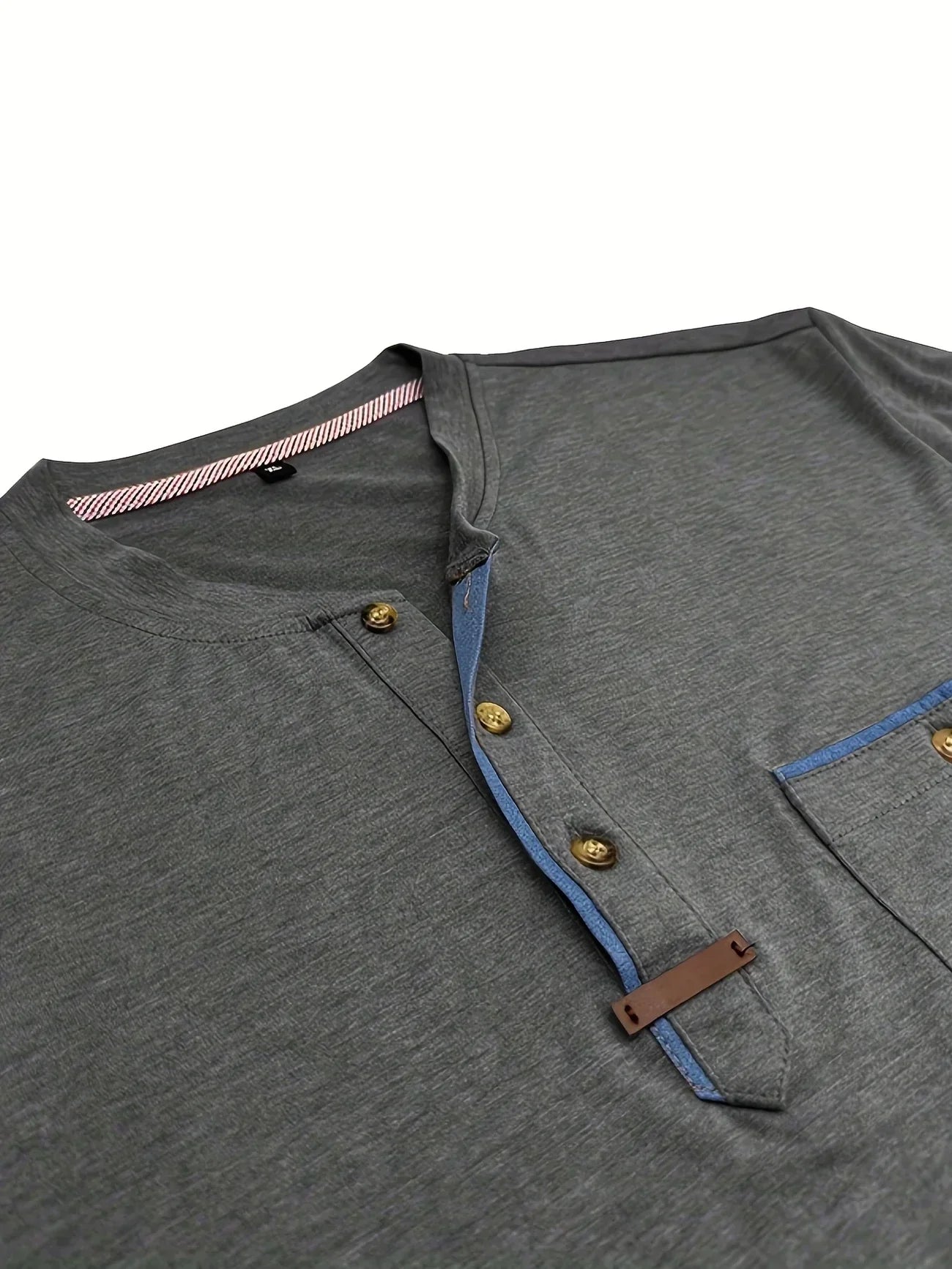 T-shirt elegante con colletto rotondo e tasca